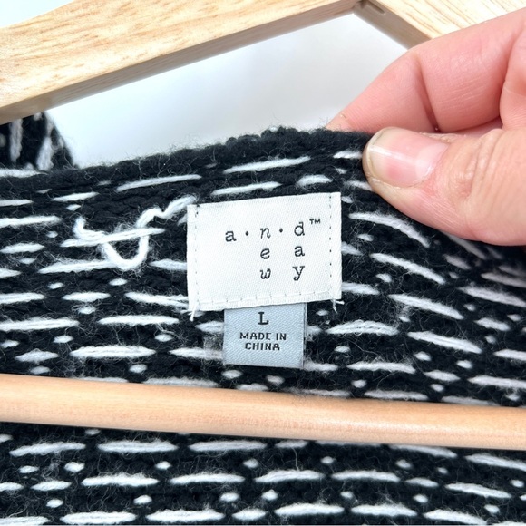 A NEW DAY Woman's Black & White Heart Knit Casual Long Line Cardigan Size L - Picture 4 of 15